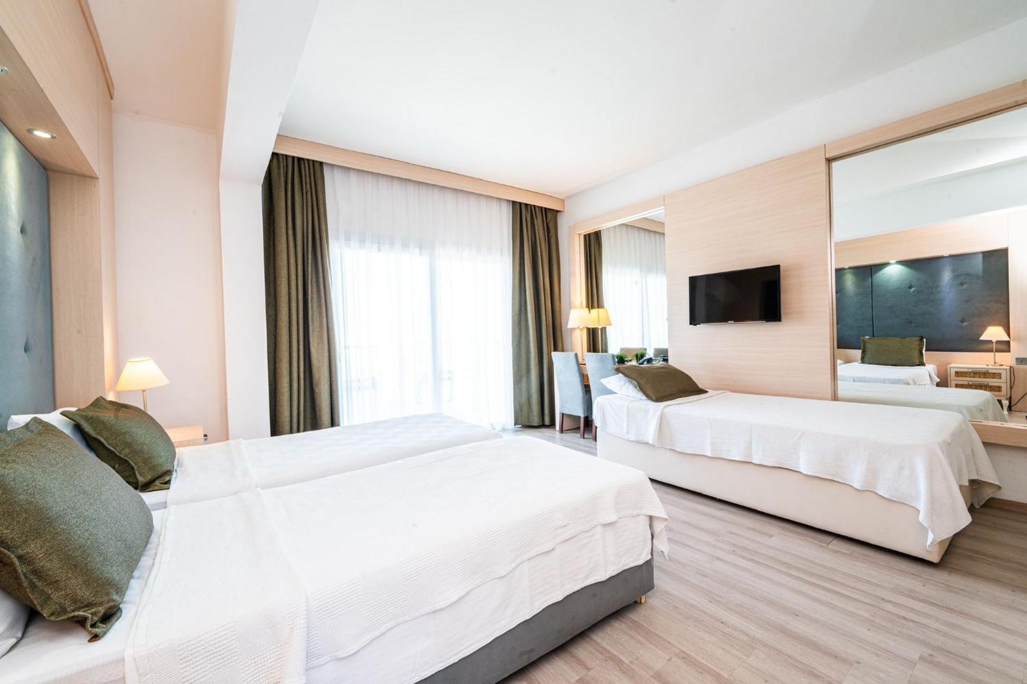 Manolya Hotel Lapithos  Exterior photo