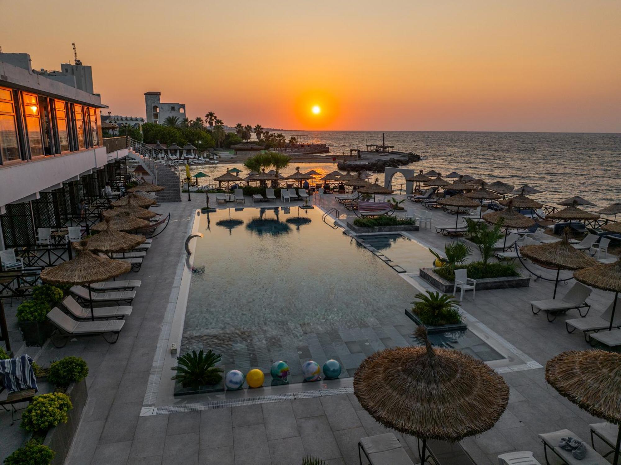 Manolya Hotel Lapithos  Exterior photo