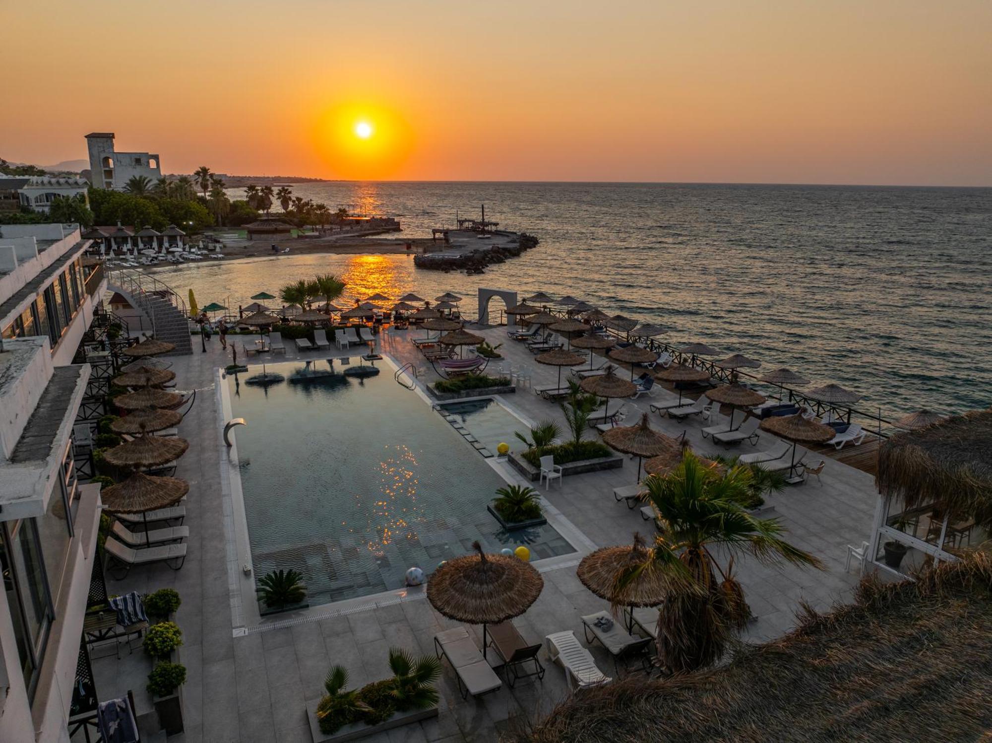 Manolya Hotel Lapithos  Exterior photo