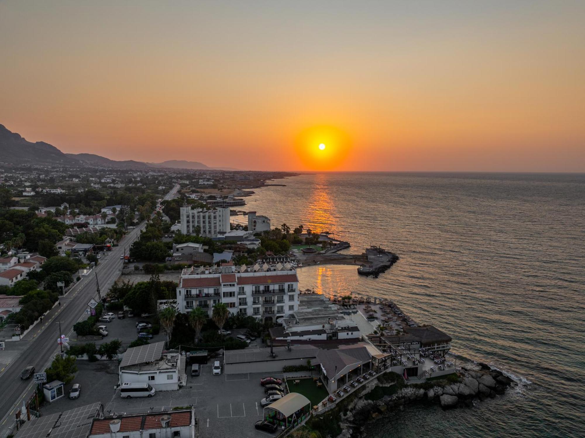 Manolya Hotel Lapithos  Exterior photo