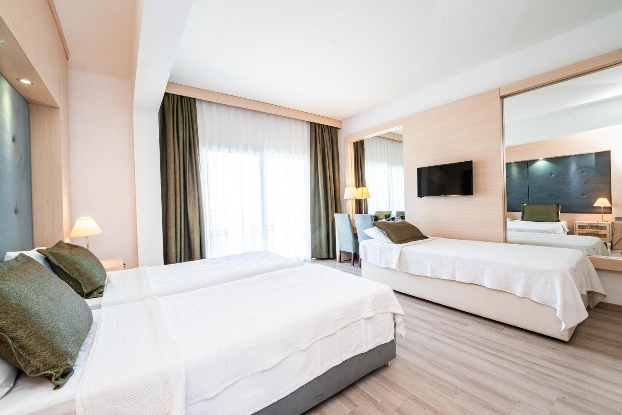 Manolya Hotel Lapithos  Exterior photo