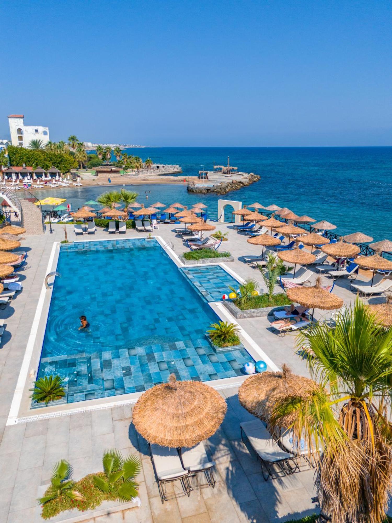 Manolya Hotel Lapithos  Exterior photo