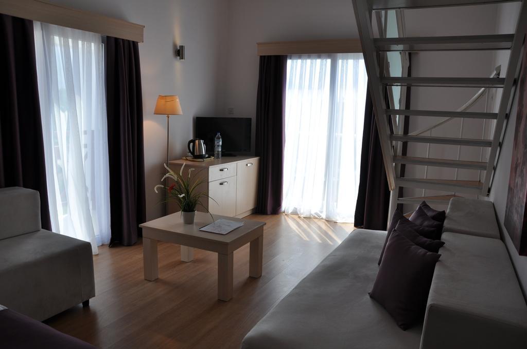 Manolya Hotel Lapithos  Exterior photo